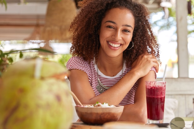 Foto grátis menina bonita de pele escura com sorriso gentil e dentuço