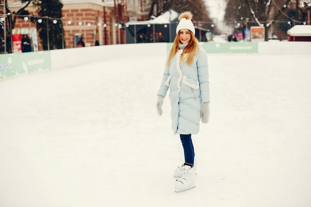 Foto grátis menina bonita e bonita em uma cidade de inverno