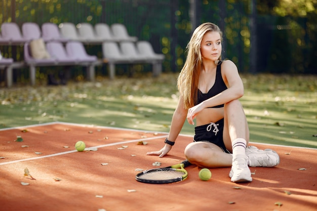 Menina bonita e elegante na quadra de tênis