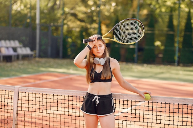 Foto grátis menina bonita e elegante na quadra de tênis