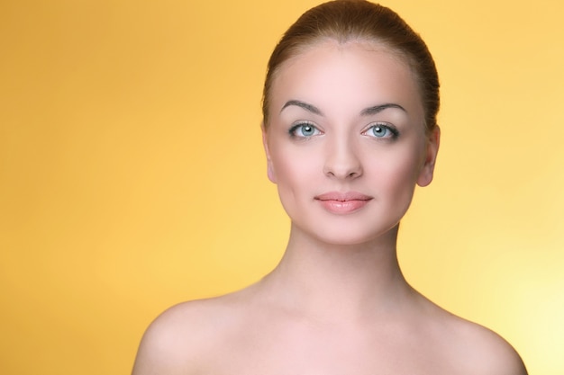 Foto grátis menina bonita em amarelo