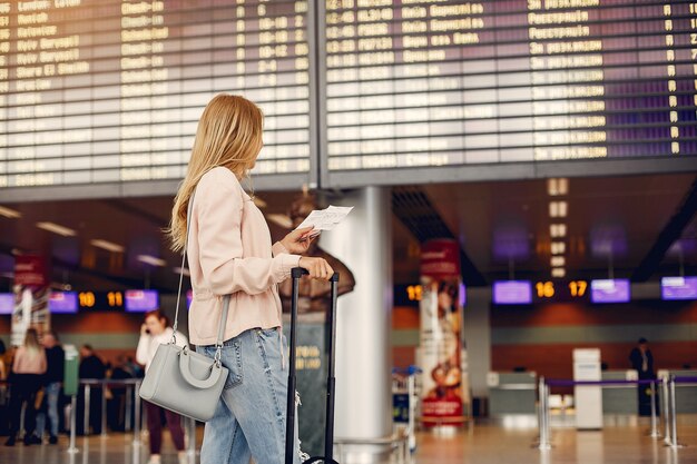 Menina bonita em pé no aeroporto