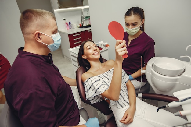 Menina bonita em um dentista