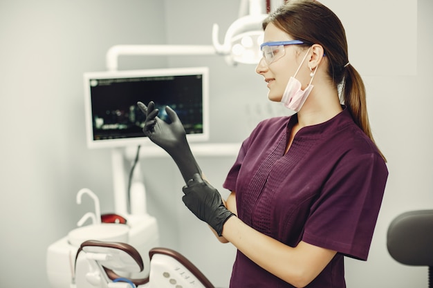 Menina bonita em um dentista