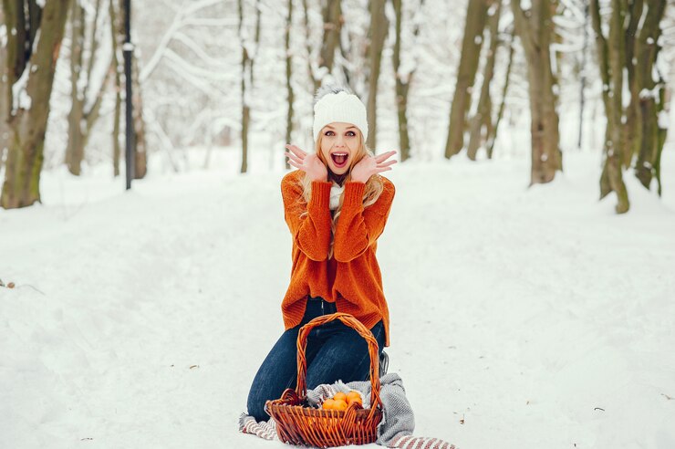 Foto grátis menina bonita em um suéter laranja bonito