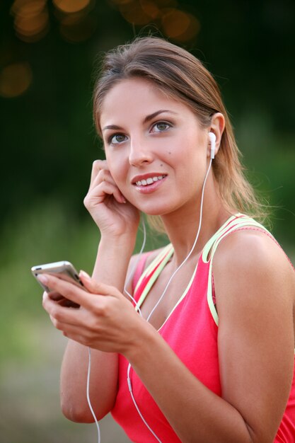 Menina bonita fitness com fones de ouvido