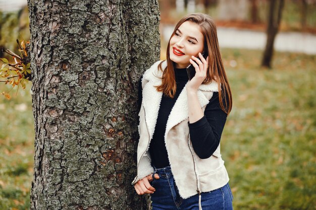 Foto grátis menina bonita na cidade