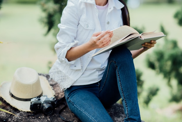 Foto grátis menina bonita na floresta de outono, lendo um livro