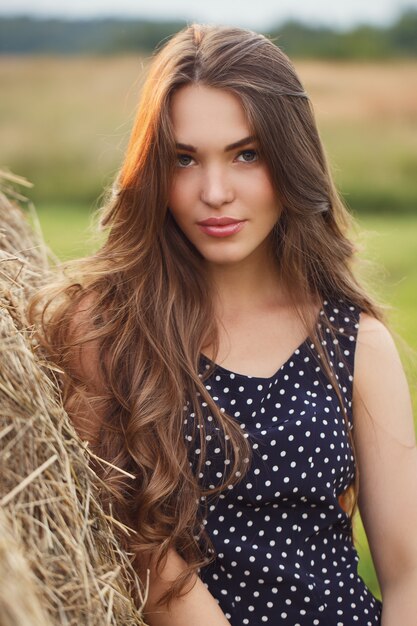 Menina bonita no campo