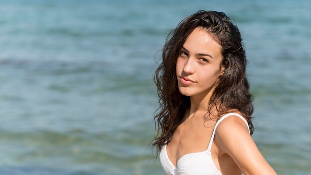 Menina bonita no conceito de praia