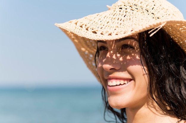 Menina bonita no conceito de praia