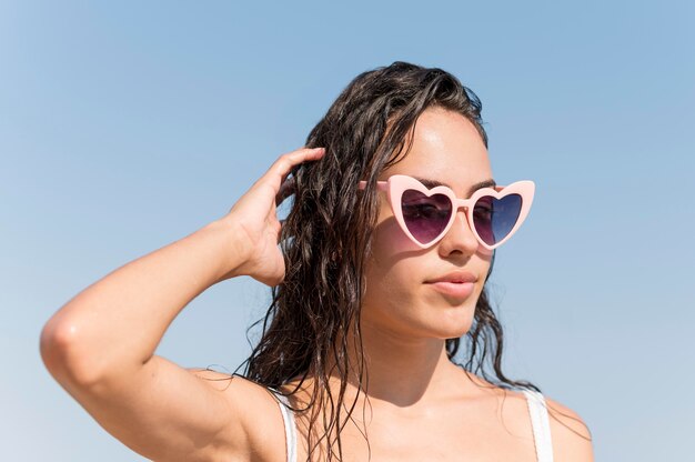 Menina bonita no conceito de praia