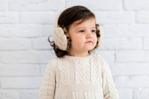 Foto grátis menina bonita olhando para longe