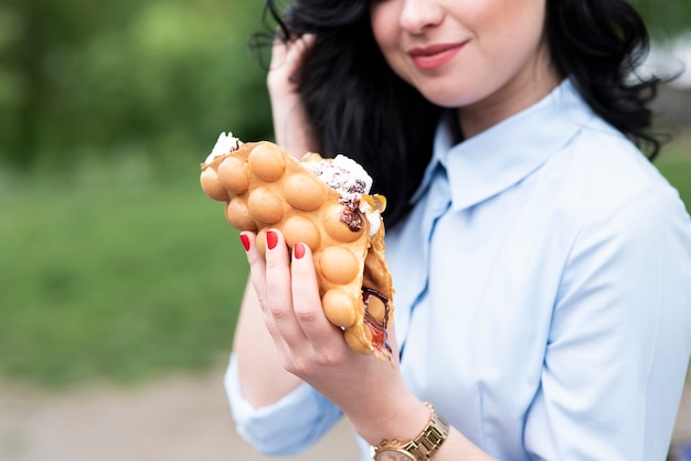 Foto grátis menina bonita que aprecia algo doce