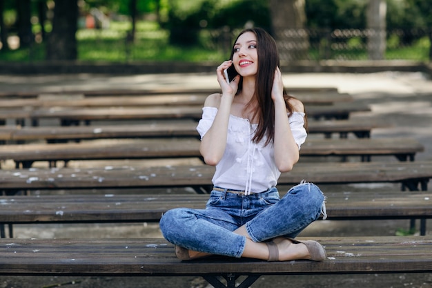 Menina bonita que fala no telefone