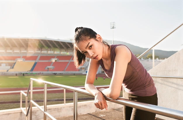 Menina bonita que levanta com fundo estádio