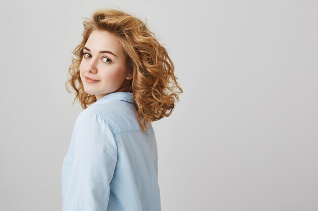 Menina bonita romântica virar o rosto, mostrar novo penteado