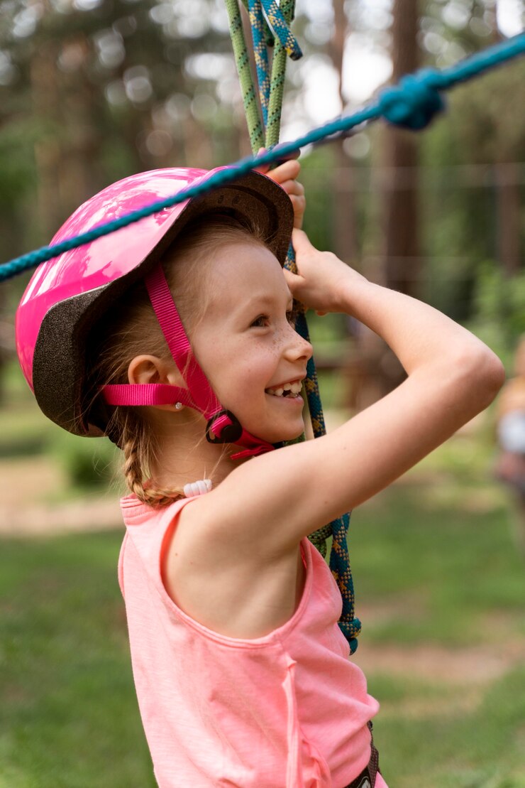 Foto grátis menina bonita se divertindo em um parque de aventura