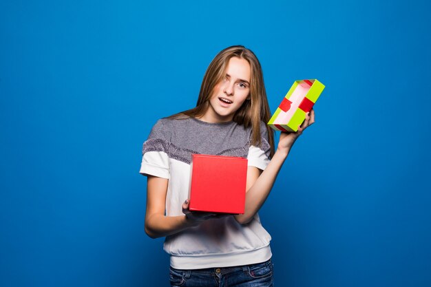 Menina bonita se tornar giftbox vazio para seu aniversário