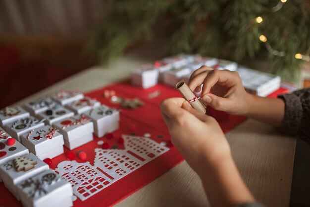 Menina bonita segurando o calendário do advento original feito de caixas de joias e pasta de natal artesanal