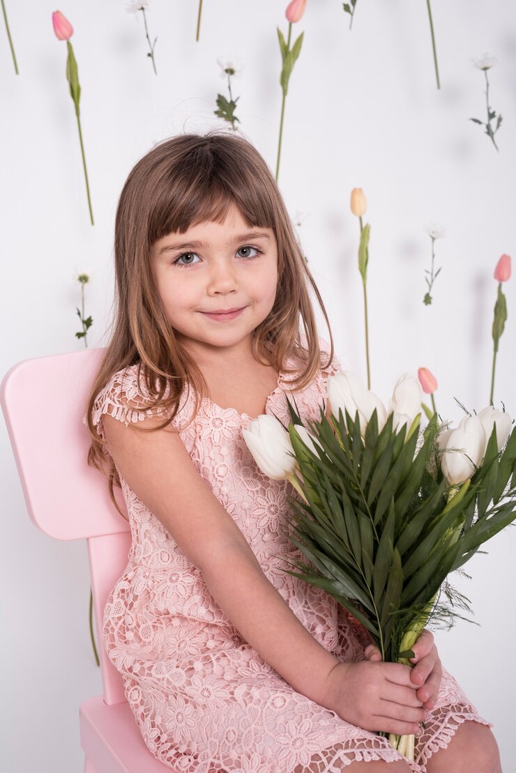 Foto grátis menina bonita segurando tulipas tiro médio