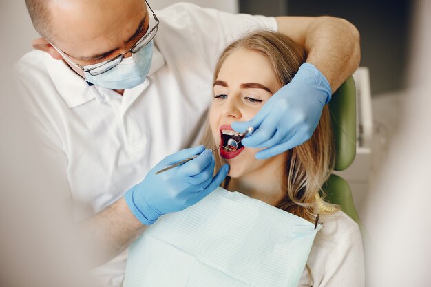 Menina bonita sentada no consultório do dentista