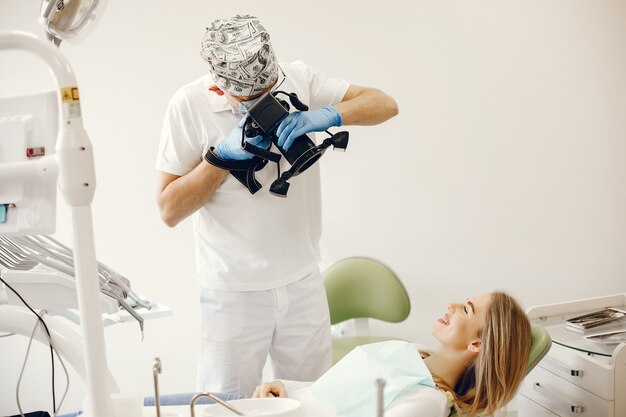 Menina bonita sentada no consultório do dentista