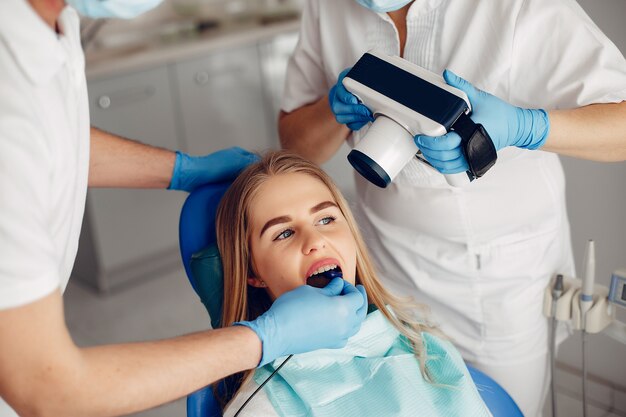 Menina bonita sentada no consultório do dentista