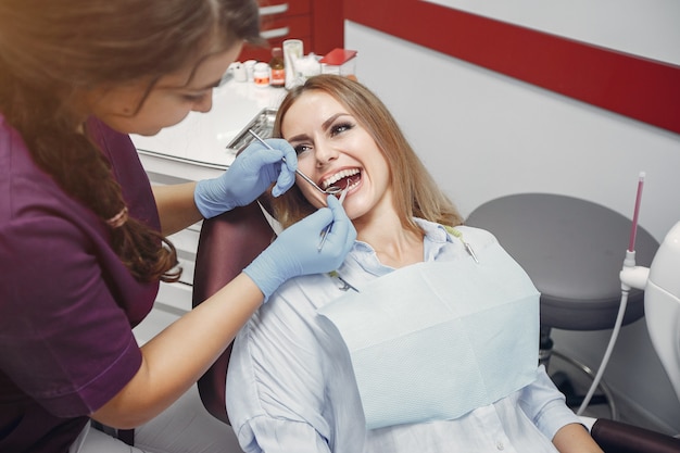 Menina bonita sentada no consultório do dentista