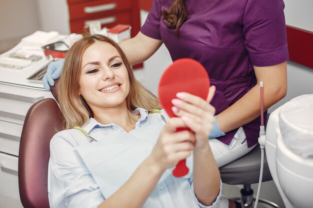 Menina bonita sentada no consultório do dentista