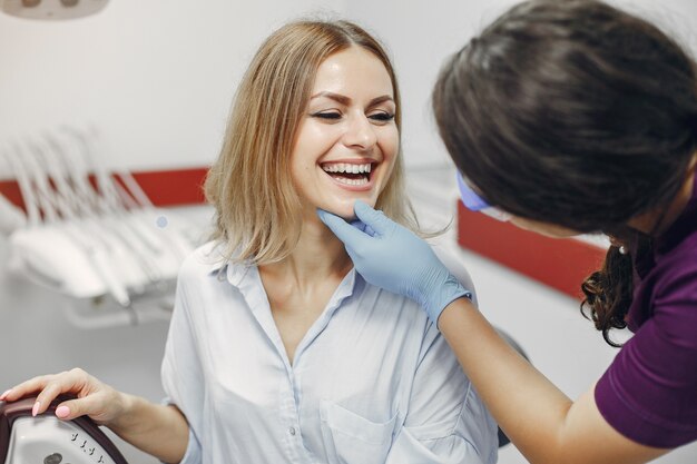 Menina bonita sentada no consultório do dentista