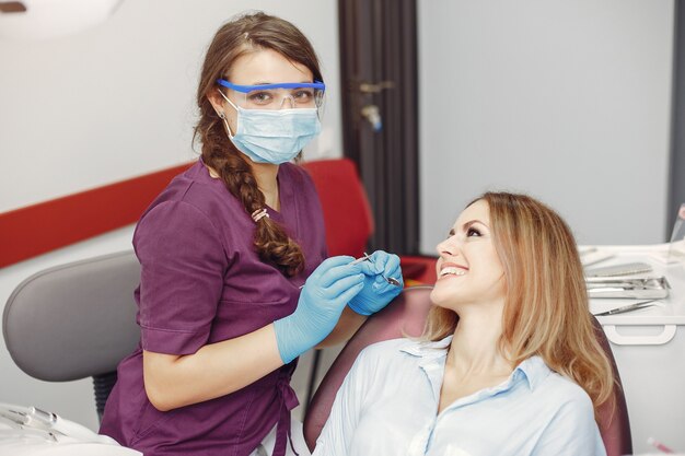 Menina bonita sentada no consultório do dentista