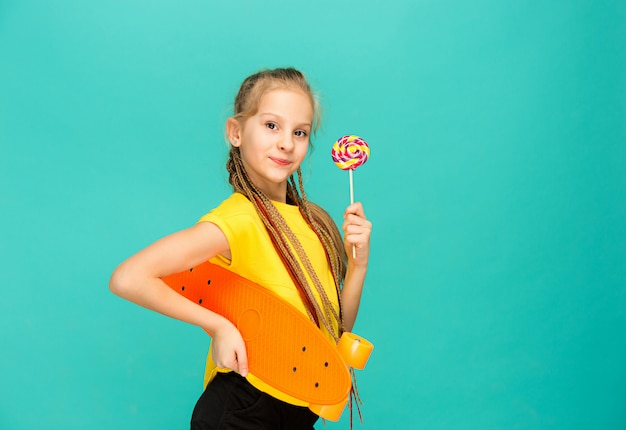 Foto grátis menina bonita skatista segurando o skate