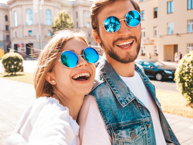 Menina bonita sorridente e seu namorado bonito em roupas de verão casual.