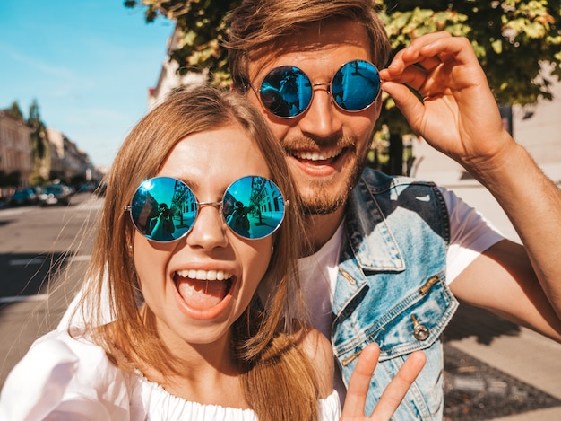 Menina bonita sorridente e seu namorado bonito em roupas de verão casual.