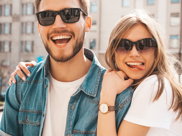 Foto grátis menina bonita sorridente e seu namorado bonito em roupas de verão casual. .