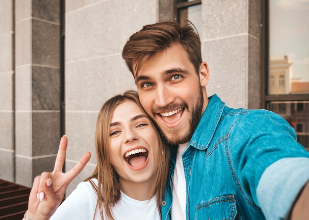 Menina bonita sorridente e seu namorado bonito em roupas de verão casual. .