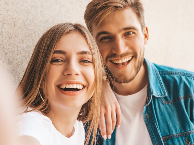 Menina bonita sorridente e seu namorado bonito em roupas de verão casual. .