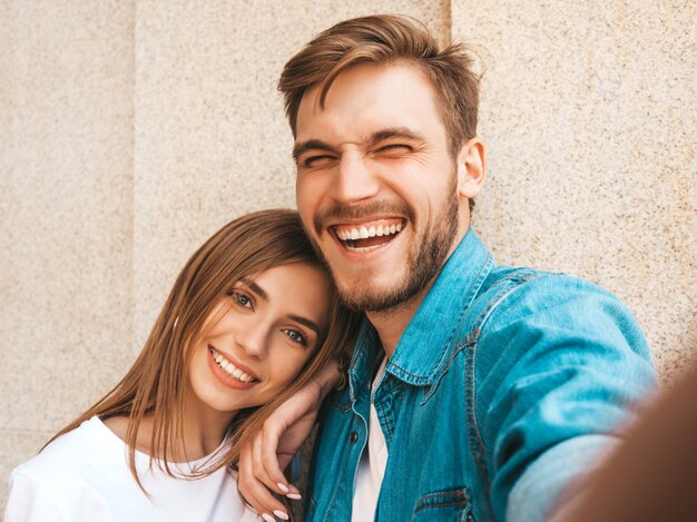 Menina bonita sorridente e seu namorado bonito em roupas de verão casual. .