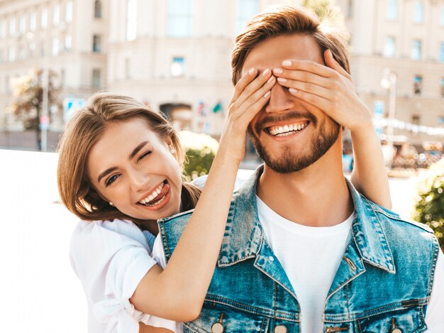 Menina bonita sorridente e seu namorado bonito hipster.