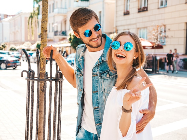 Foto grátis menina bonita sorridente e seu namorado bonito posando na rua.