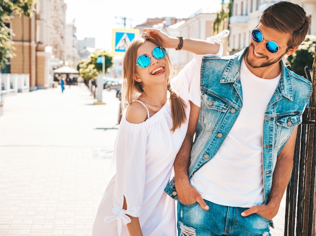 Foto grátis menina bonita sorridente e seu namorado bonito posando na rua.