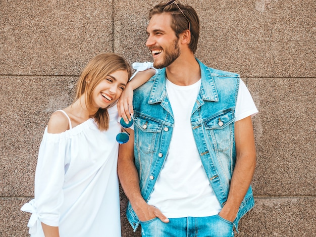 Foto grátis menina bonita sorridente e seu namorado bonito.