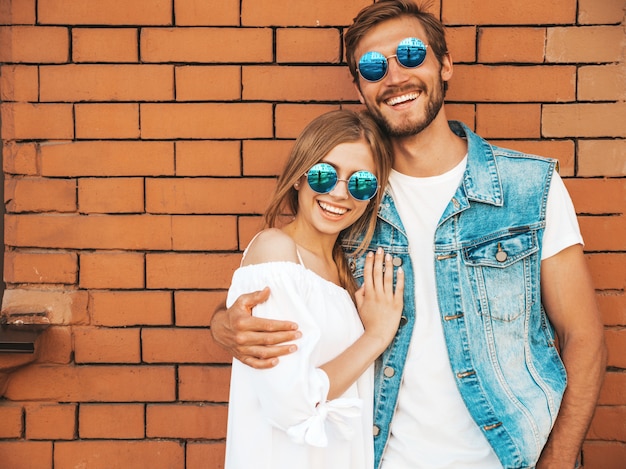 Foto grátis menina bonita sorridente e seu namorado bonito.