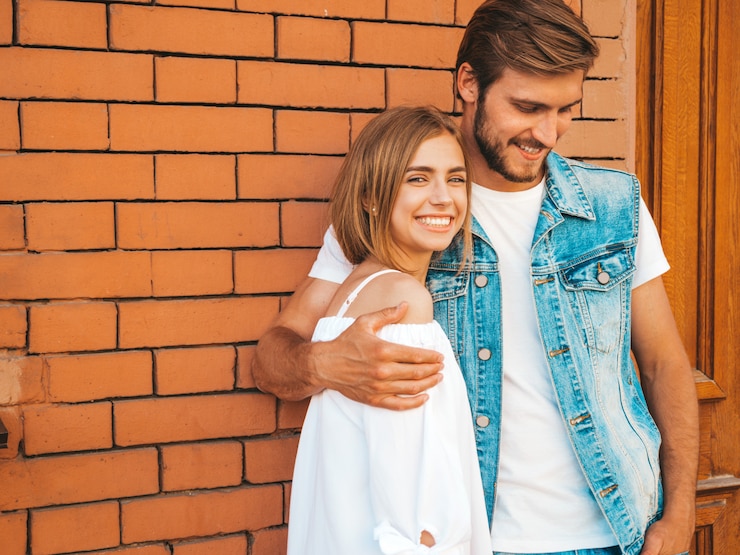 Foto grátis menina bonita sorridente e seu namorado bonito.