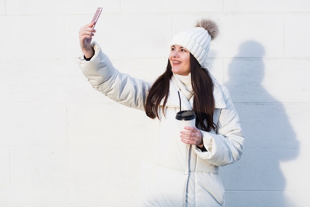 Menina bonita tomando selfie em roupa de baixo