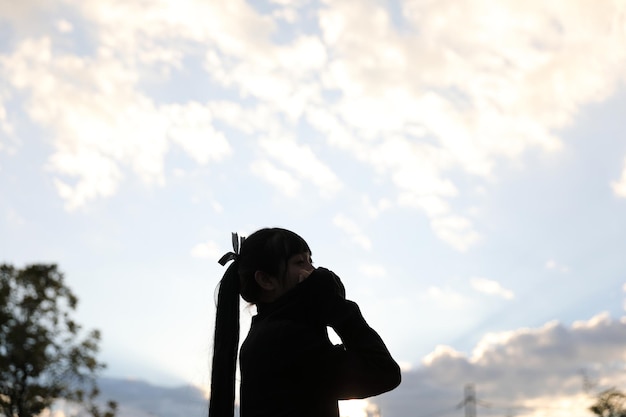 Menina bonita vestindo uma camisola de algodão preto fundo ao ar livre