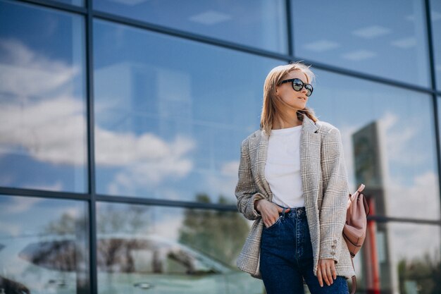 Menina bonita viajando em outra cidade