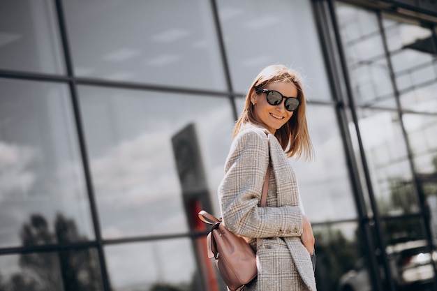 Menina bonita viajando em outra cidade