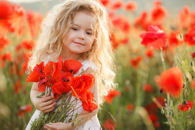 Foto grátis menina bonitinha ao ar livre